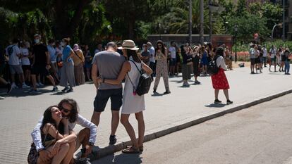 Una pareja se abraza sin mascarilla, delante de la Sagrada Familia, a mediados de junio.