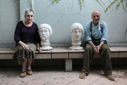 Antonio López, con su esposa, la también artista María Moreno, en el jardín de su casa de Madrid. Las dos esculturas formarán parte de la exposición del Thyssen.