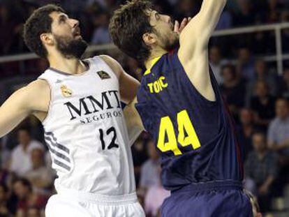 Tomic anota ante Mirotic.