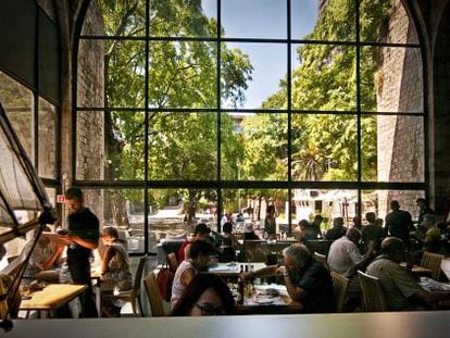 El comedor del restaurante Norai del Museo Mar&iacute;timo de Barcelona, en hora punta.