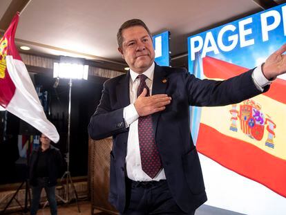 Emiliano García-Page celebra los resultados obtenidos en las elecciones autonómicas, este domingo en Toledo.