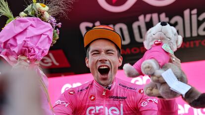 Roglic, de rosa, en el podio del Giro.