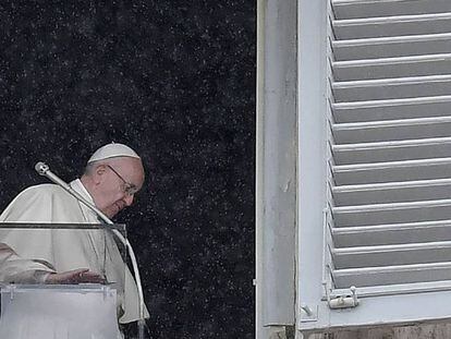 El papa Francisco, este domingo en la plaza de San Pedro.