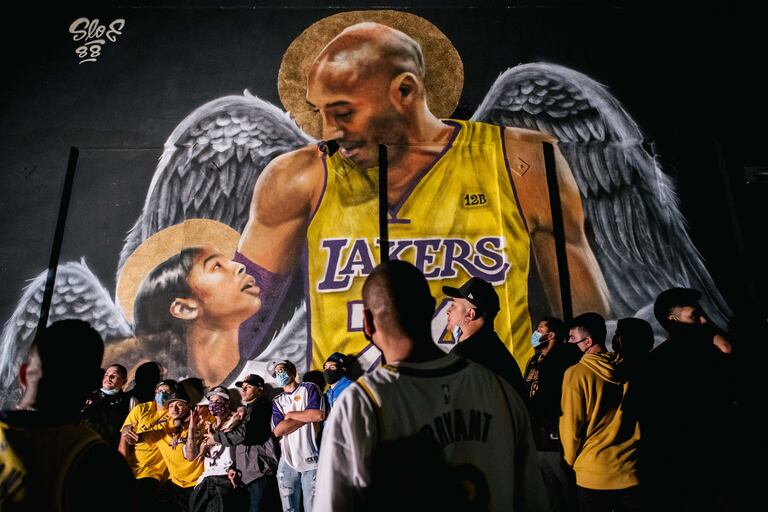 Un mural de Kobe Bryant y su hija Gianna, en Los Ángeles este domingo.