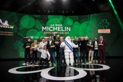 Foto de familia de los cocineros que han conseguido la estrella verde durante la gala de la Guía Michelin 2023, celebrada el 22 de noviembre de 2022 en Toledo.