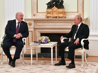 Los presidentes de Bielorrusia y Rusia, Lukashenko y Putin, durante una reunión en Moscú.