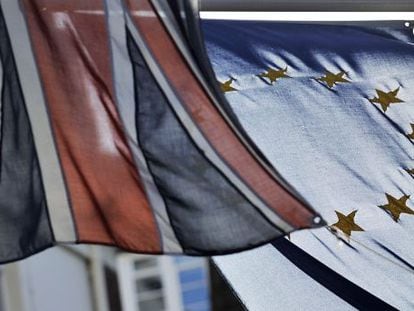 Banderas del Reino Unido y la UE en la Casa de Europa en Londres.