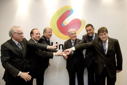 Presentación del equipo directivo de Unnim, producto de la fusión de las cajas de Sabadell, Manlleu y Terrasa en mayo de 2010.
