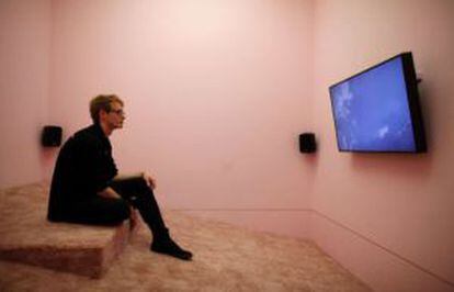 Un espectador, ante el vídeo de la artista Laure Prouvost, Premio Turner 2013.