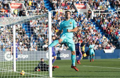 Suárez celebra la consecución del primer gol para el Barcelona.