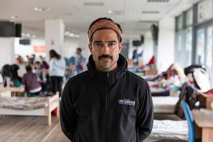 El actor mexicano Alfonso Herrera, embajador de buena voluntad de Acnur desde 2020, visita el Lviv Arena, que acogió a desplazados internos ucranios en marzo de 2022.