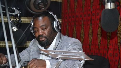 El escritor Shadreck Chikoti, durante la retransmisión de su programa de radio.