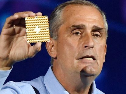 El CEO de Intel Brian Krzanich muestra el chip de 49 qubits.