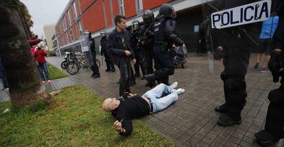 Un hombre cae en el suelo en una carga policial en Barcelona el pasado 1 de octubre