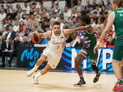 Campazzo penetra ante Perry.