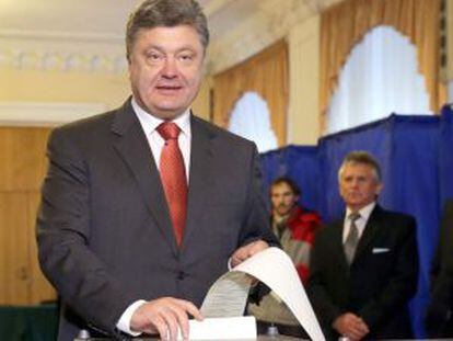 Poroshenko deposita su voto este domingo.