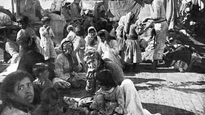 Refugiados armenios en la cubierta de un buque francés, huidos del genocidio.