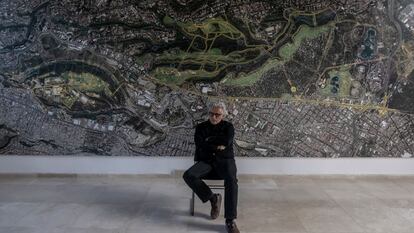 Gabriel Orozco, frente a uno de los mapas que muestra el proyecto Chapultepec.