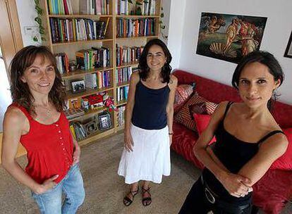 Con o sin parejas, Lidia, Marta y Ariadna (de izquierda a derecha) prefieren vivir juntas en San Adrià de Besós (Barcelona).