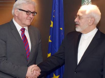 El ministro de Exteriores alem&aacute;n, Frank-Walter Steinmeier, saluda a su hom&oacute;logo iran&iacute;, Mohammad Javad Zarif, en M&uacute;nich.