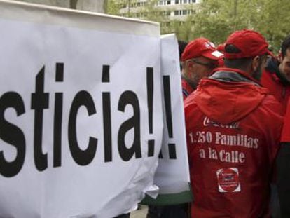 Trabajadores de Coca Cola ayer durante una concentraci&oacute;n ante el Tribunal Supremo.