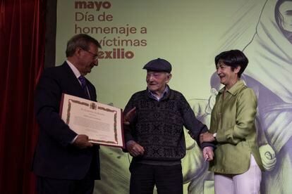 El secretario de Estado de Memoria Democrática del Gobierno de España, Fernando Martínez, hace entrega de un diploma de reconocimiento a Jesus García durante el acto del homenaje a las victimas del exilio en el centro cultural de Collioure.  