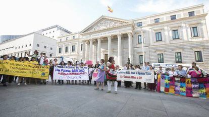 Protesta de empleadas del hogar frente al Congreso de los Diputados en Madrid. 