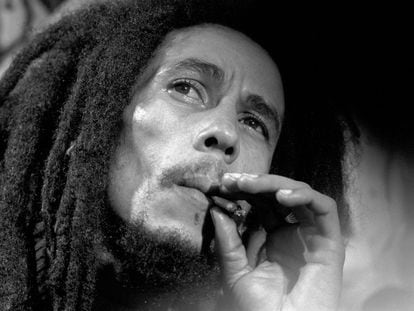 Bob Marley, en una entrevista fumando marihuana tras un concierto en el Fox Theater en Atlanta en 1979.