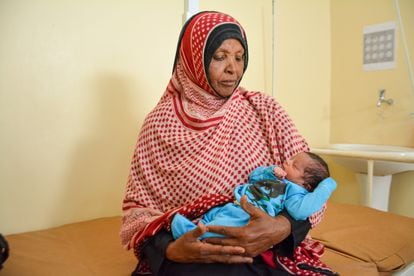 Basham con Zamzam, su nieta recién nacida, en brazos, en la sala posparto de un hospital de MSF en Yemen.