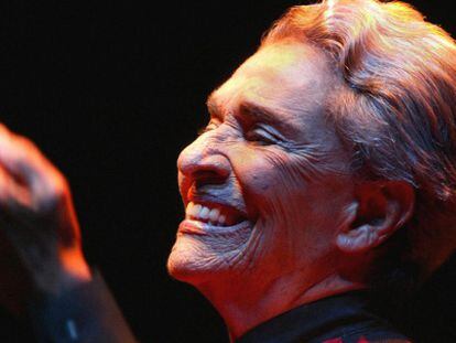 Chavela Vargas durante un concierto en 2004.