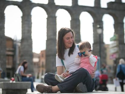 Ana Ayuso y su hija Emma, de dos años, en Segovia el 27 de abril de 2023.