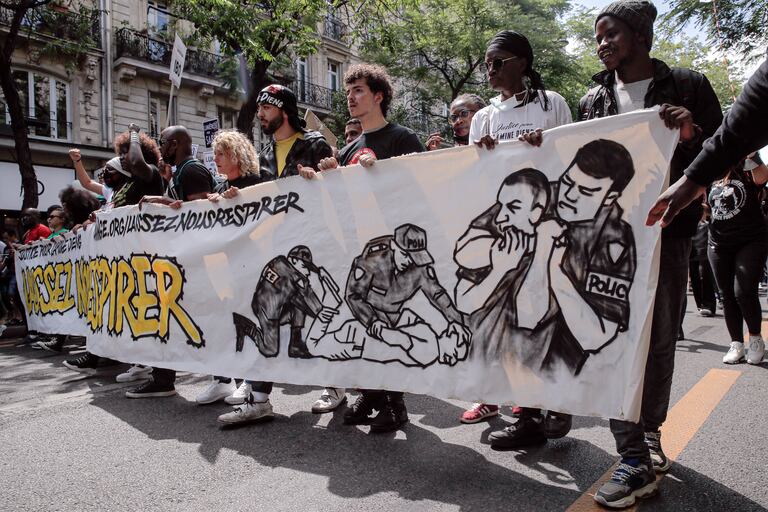Manifestación en París el pasado sábado en recuerdo del joven franco-senegalés muerto en 2007 en la capital francesa, bajo custodia policial.
