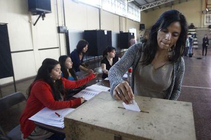 Una mujer vota en la segunda vuelta de las presidenciales de Chile.