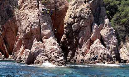 La via ferrata als penya-segats de Sant Feliu de Guíxols.