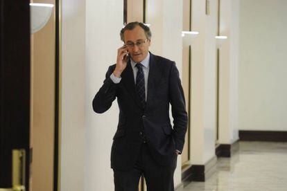 Alfonso Alonso, presidente del PP vasco, en los pasillos del Parlamento.