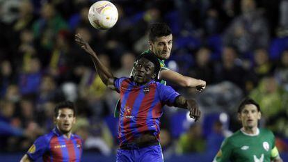 Martins y Marcano pugnan por un balón aéreo