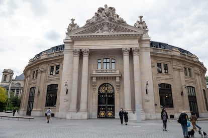 Exterior de la antigua Bolsa de Comercio, edificio donde se ha instalado la Colección Pinault, tras una remodelación de Tadao Ando. 