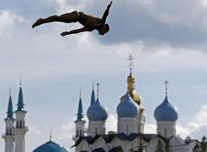 El saltador mexicano Jonathan Paredes Bernal durante la competición de saltos de gran altura de los Mundiales de natación que se celebran en Kazán, Rusia.