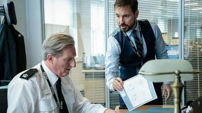 Adrian Dunbar y Martin Compston, en el quinto capítulo de la sexta temporada de 'Line of Duty'.