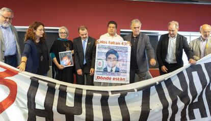 Funcionarios, académicos y activistas en la primera sesión del foro.