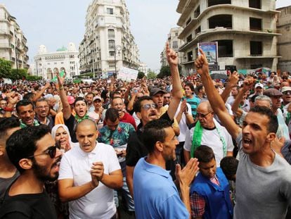 Manifestantes en las calles de Argelia rechazan el anuncio electoral, el pasado 17 de septiembre.   