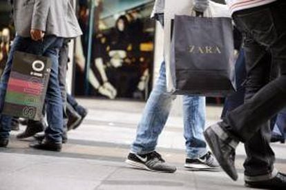 Varias personas pasean con bolsas de compras por la céntrica calle Preciados de Madrid. EFE/Archivo