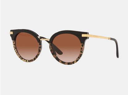 Aprovecha el Día de la Madre para regalarse su accesorio favorito y completar así su colección. Si son las gafas de sol, apuesta por este modelo de Dolce & Gabbana de aire retro que encontrarás en El Corte Inglés.

260€