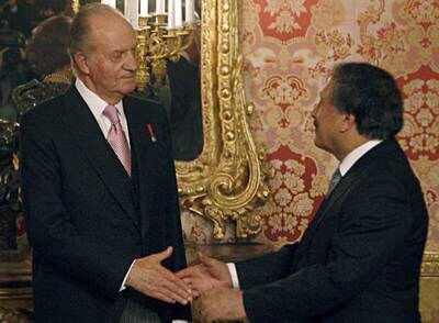 El Rey y el delegado de Palestina en España, Musa Amer Odeh, ayer en la recepción a los embajadores.