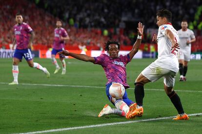 Dura entrada de Cuadrado a Óliver Torres que pudo ser penalti.