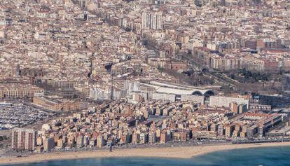 Vista aérea de la capital catalana con la Barceloneta en prime plano.