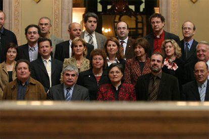 Foto de familia de los miembros de la ponencia parlamentaria que elaboró el nuevo Estatuto catalán.