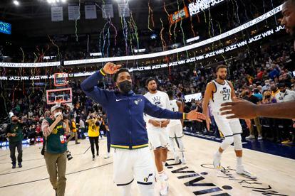 Donovan Mitchell celebra con el público la victoria de Utah Jazz ante los Clippers en el partido disputado el 15 de diciembre.