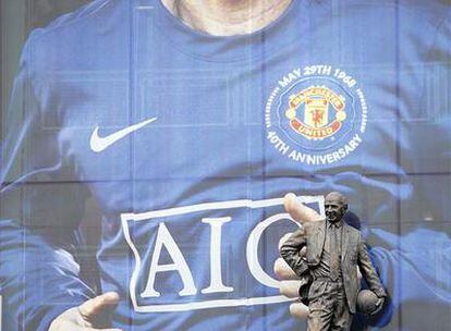 AIG, la mayor aseguradora del mundo, patrocina al club inglés ded fútbol Manchester United. En la imagen, uno de sus logos en el estadio Old Trafford.