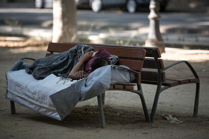 Una persona sin hogar dormía en junio de 2021 en un banco del paseo Picasso, en Barcelona.